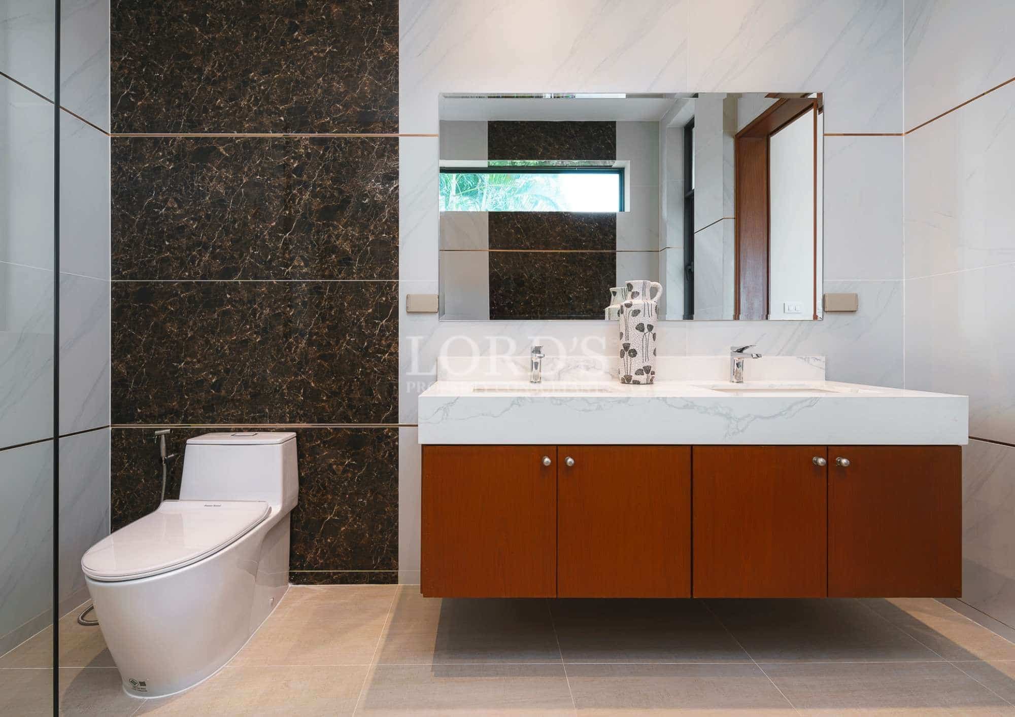 Modern bathroom with elegant fixtures.