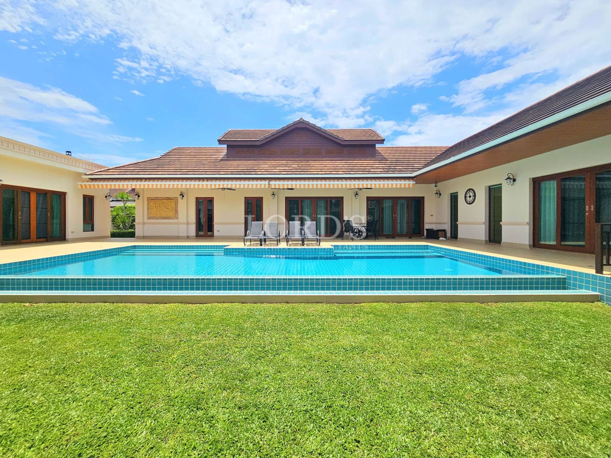 Luxurious villa with swimming pool