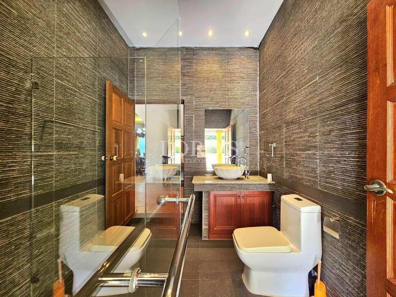 Modern bathroom with elegant design.