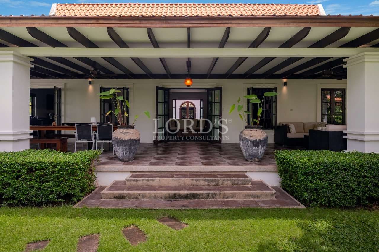 P.174-1024 Groß Elegant patio with lush greenery.