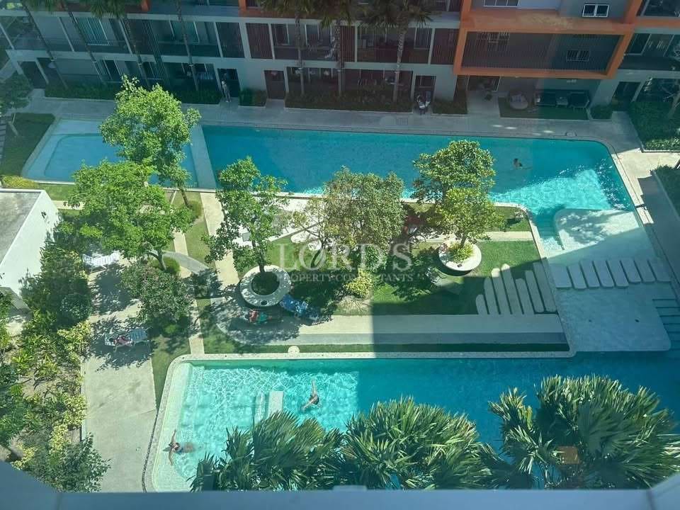 Aerial view of a swimming pool.