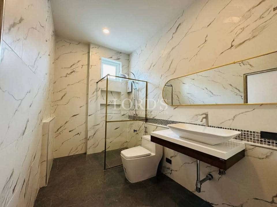 Modern bathroom with marble design.