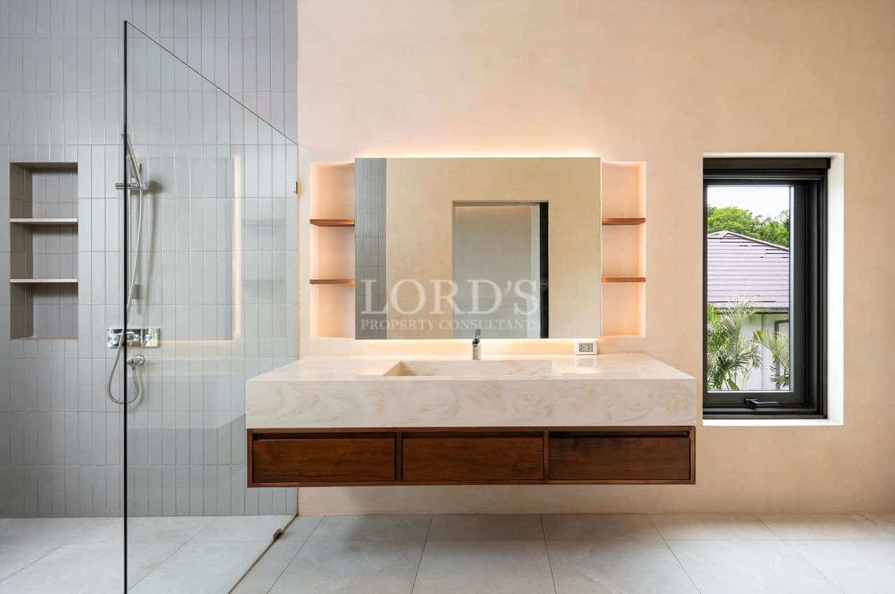 Modern bathroom with elegant fixtures