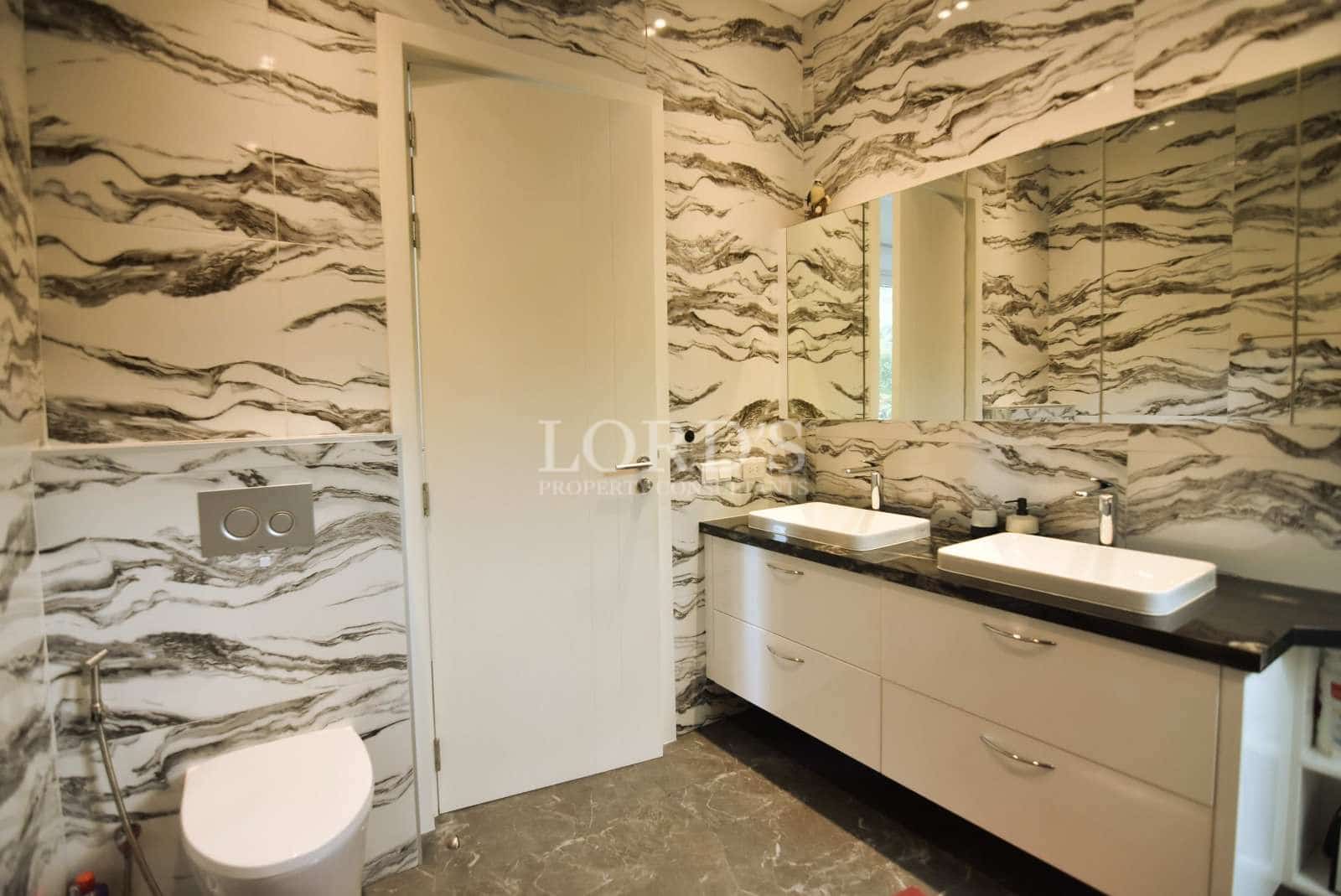 Modern bathroom with marble design.