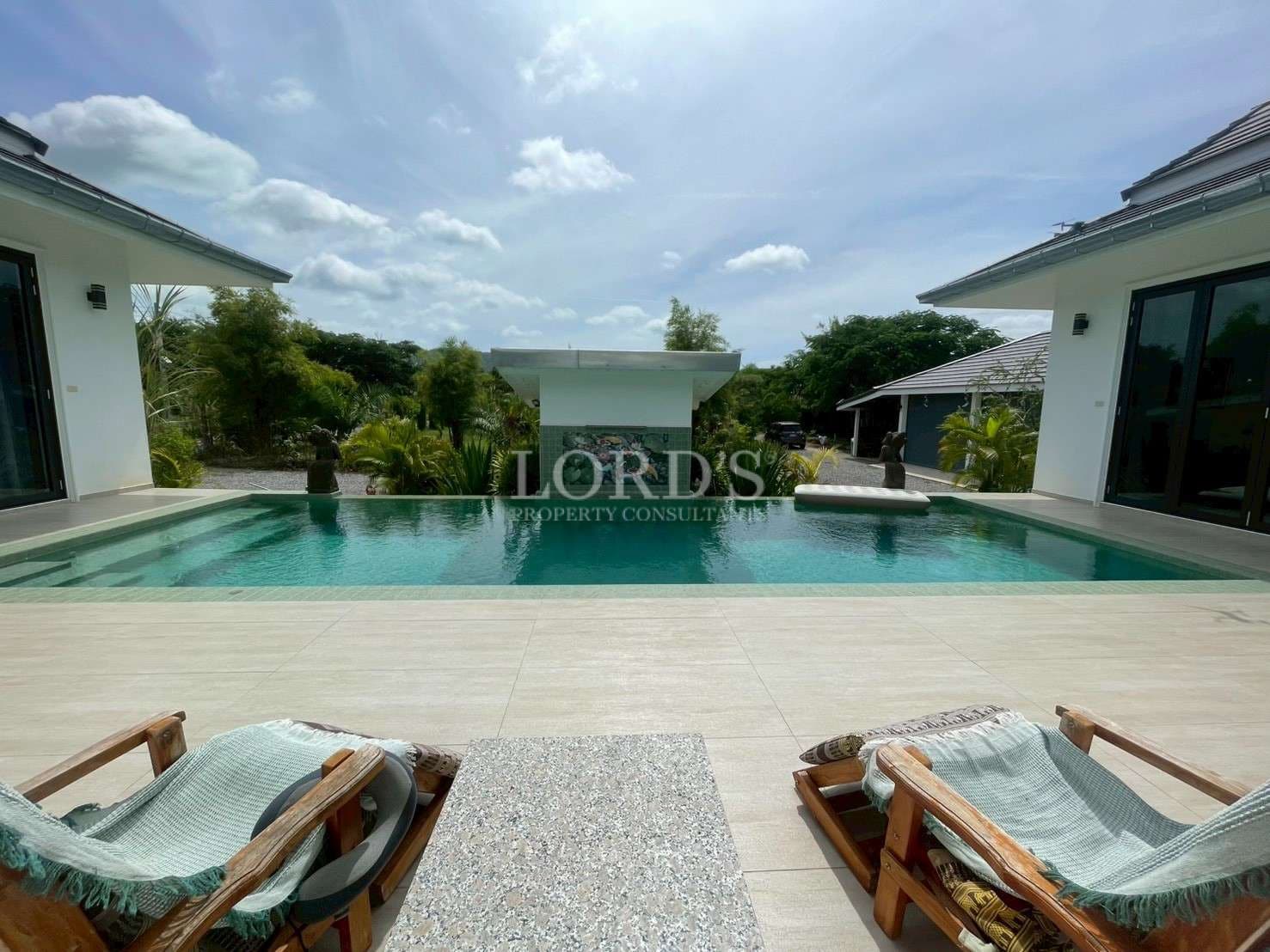 Modern villa with pool and lounge