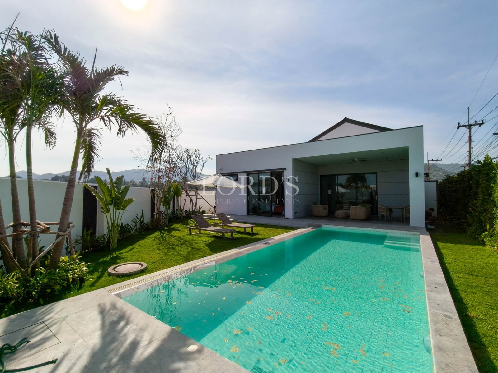 WhatsApp Bild 2025-12-27 um 15.36.45 (5) Modern house with pool and greenery